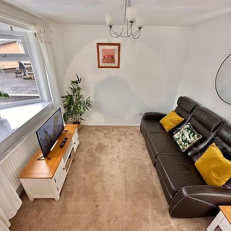 Semi-Detached 1-Bedroom Chalet Uddingston Exterior foto