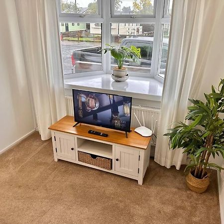 Semi-Detached 1-Bedroom Chalet Uddingston Exterior foto