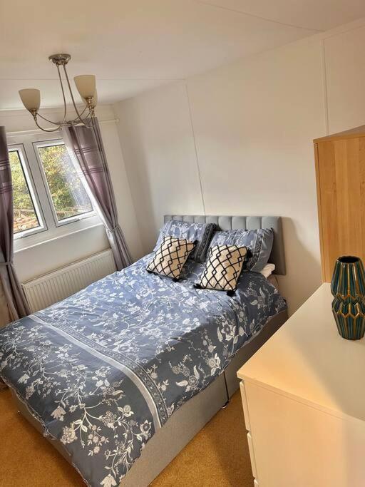 Semi-Detached 1-Bedroom Chalet Uddingston Exterior foto