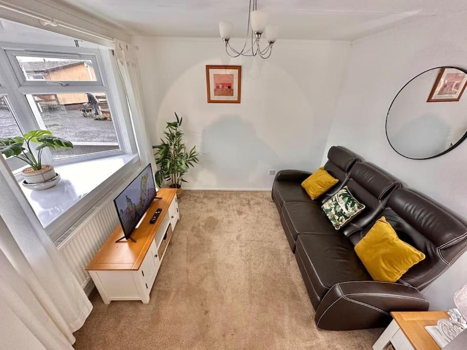 Semi-Detached 1-Bedroom Chalet Uddingston Exterior foto