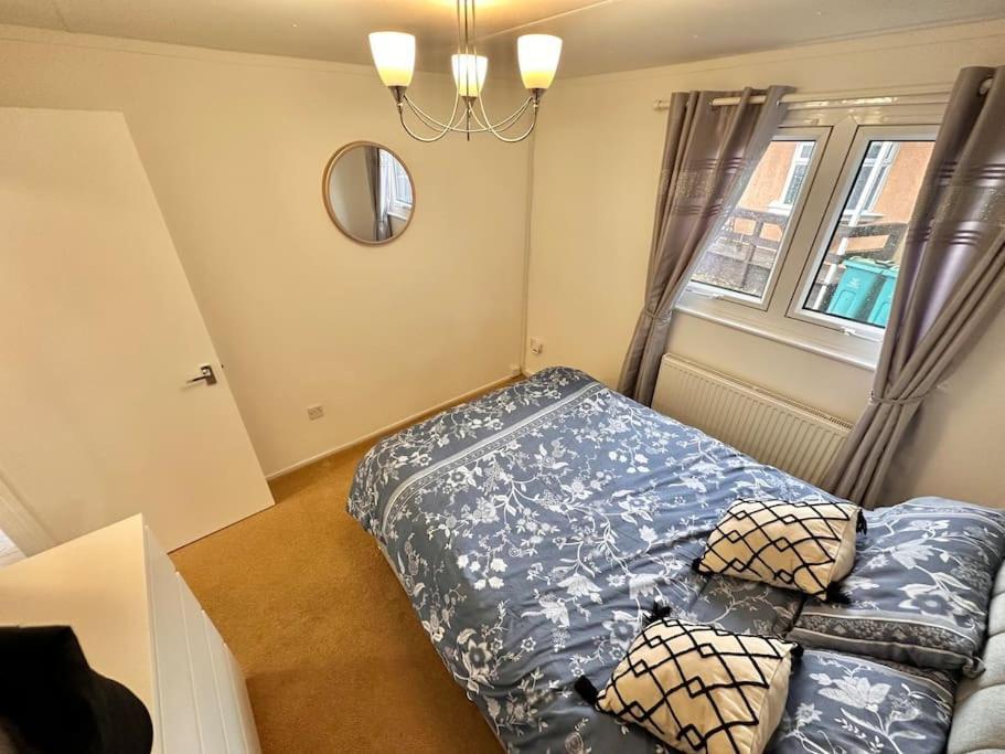 Semi-Detached 1-Bedroom Chalet Uddingston Exterior foto