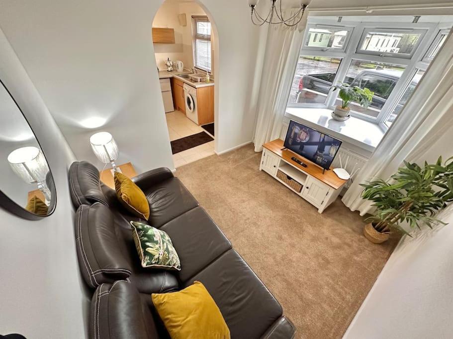Semi-Detached 1-Bedroom Chalet Uddingston Exterior foto